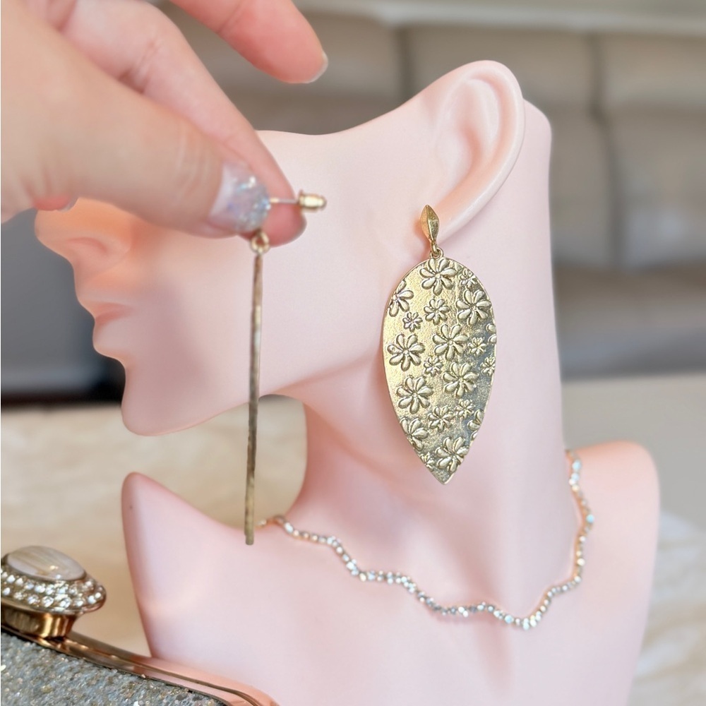 ⚜️ Elegant Floral Gold Bold Earrings - Picture 5 of 10